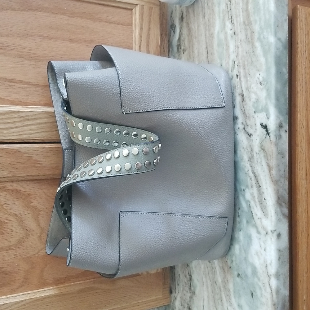 Steve Madden purse taupe/ gray color very neutral - Picture 2 of 6